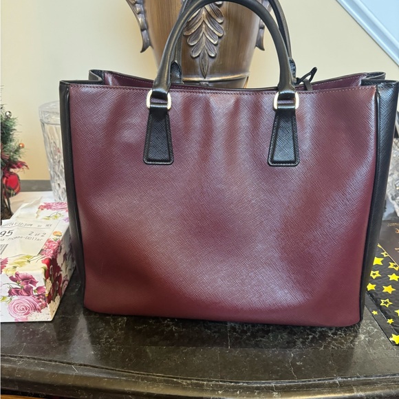 🍁SOLD🍁 Prada Saffiano Bag - Picture 3 of 17